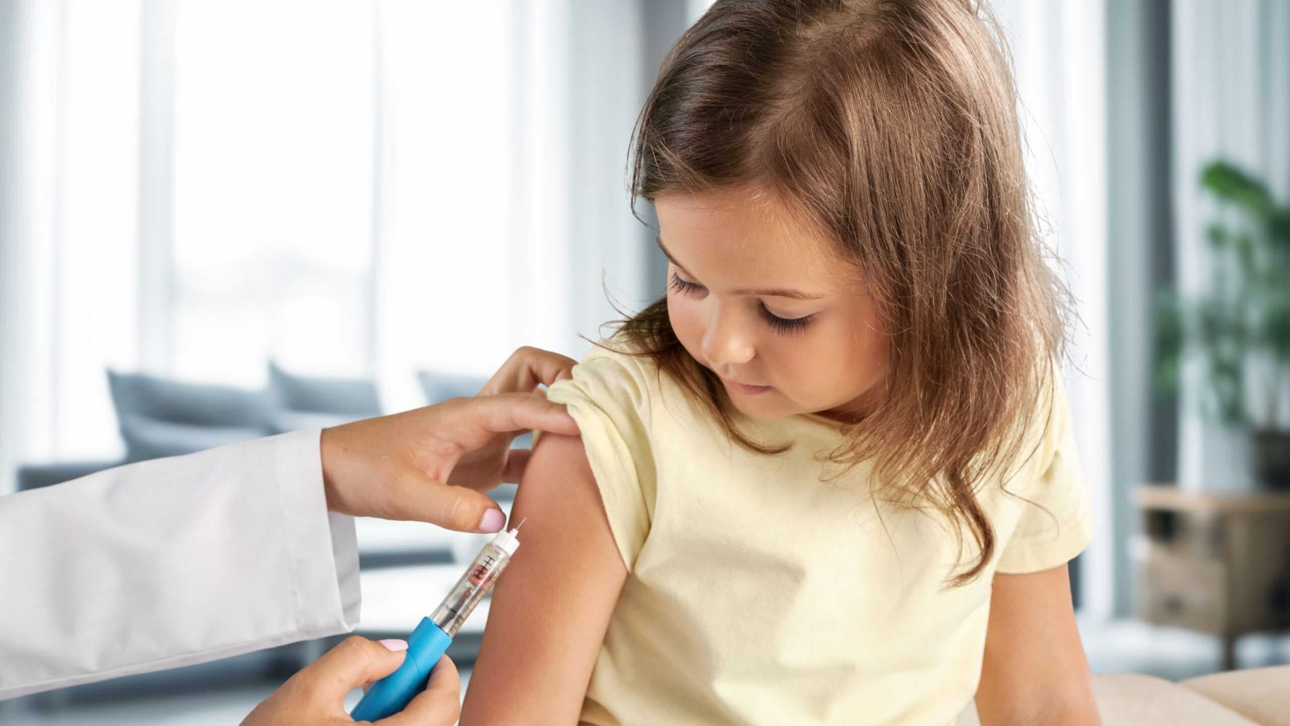 Pediatra aplica vacina em criança.imunização infantil como proteção contra doenças virais. / Crédito: Billion Photos (Shutterstock/reprodução)