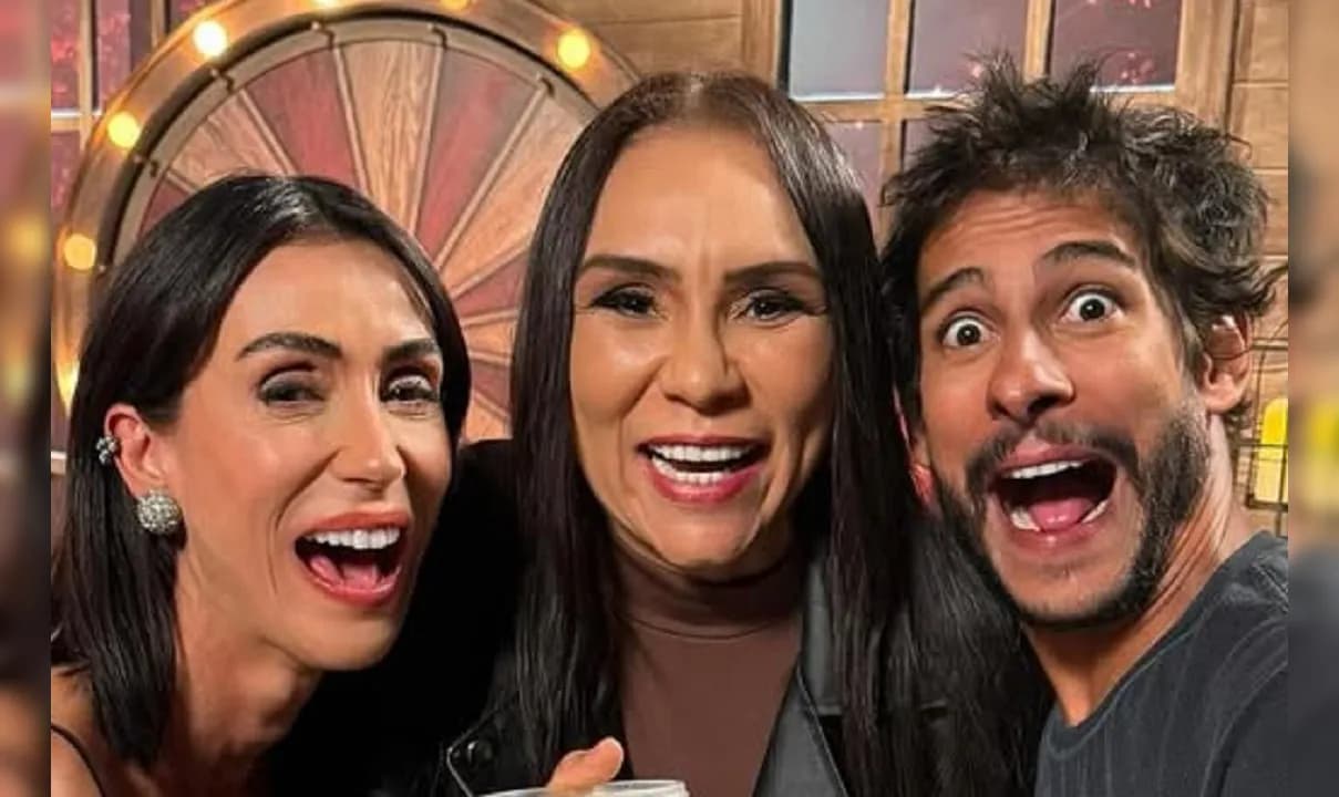A Fazenda: Yoná faz surpresa para Michelle e Shia e alfineta após caos.