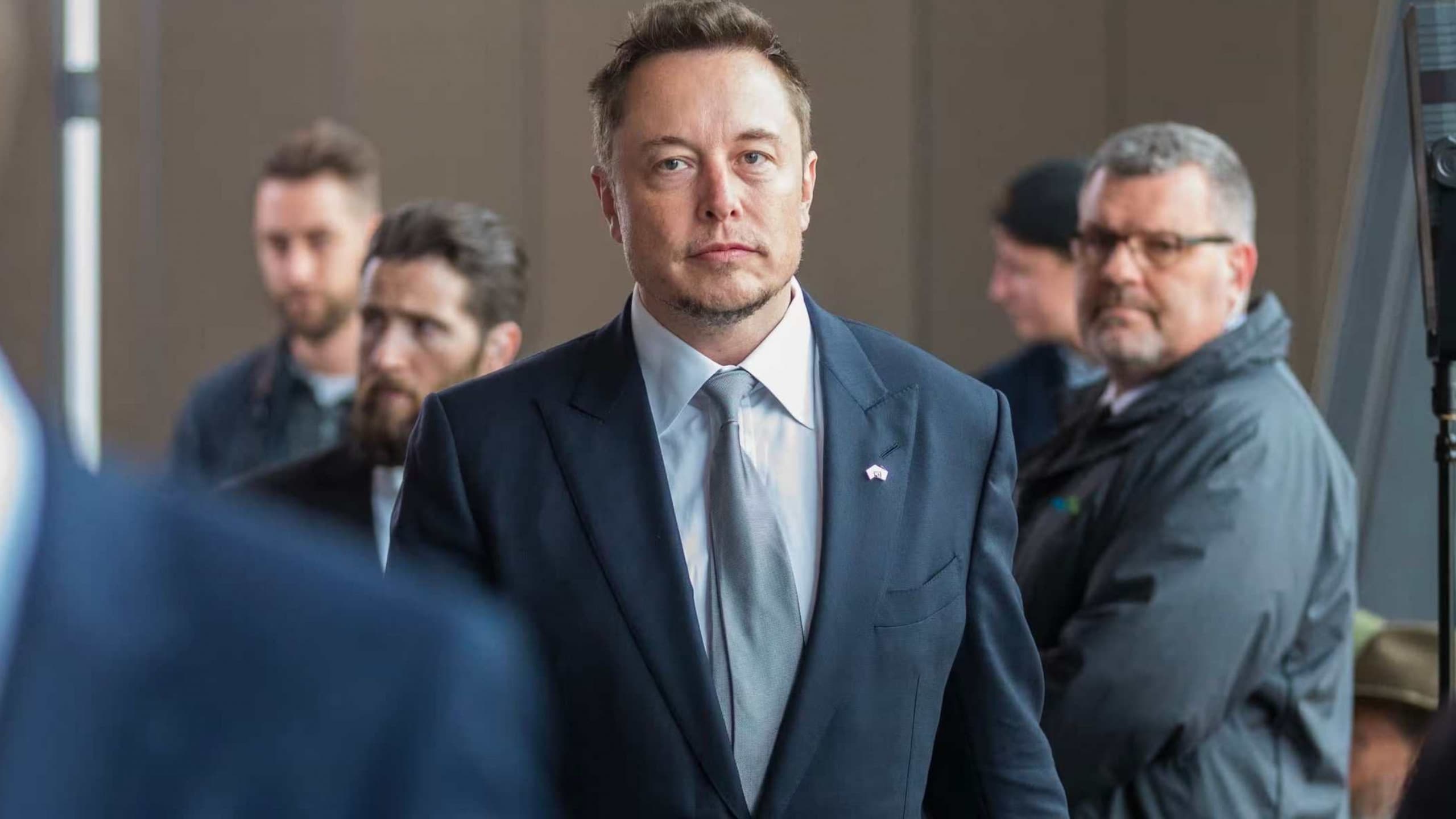 Executivo desmentiu um vídeo, produzido por inteligência artificial, no qual supostamente ele anunciava uma moto elétrica da Tesla
(Imagem: photosince/Shutterstock)