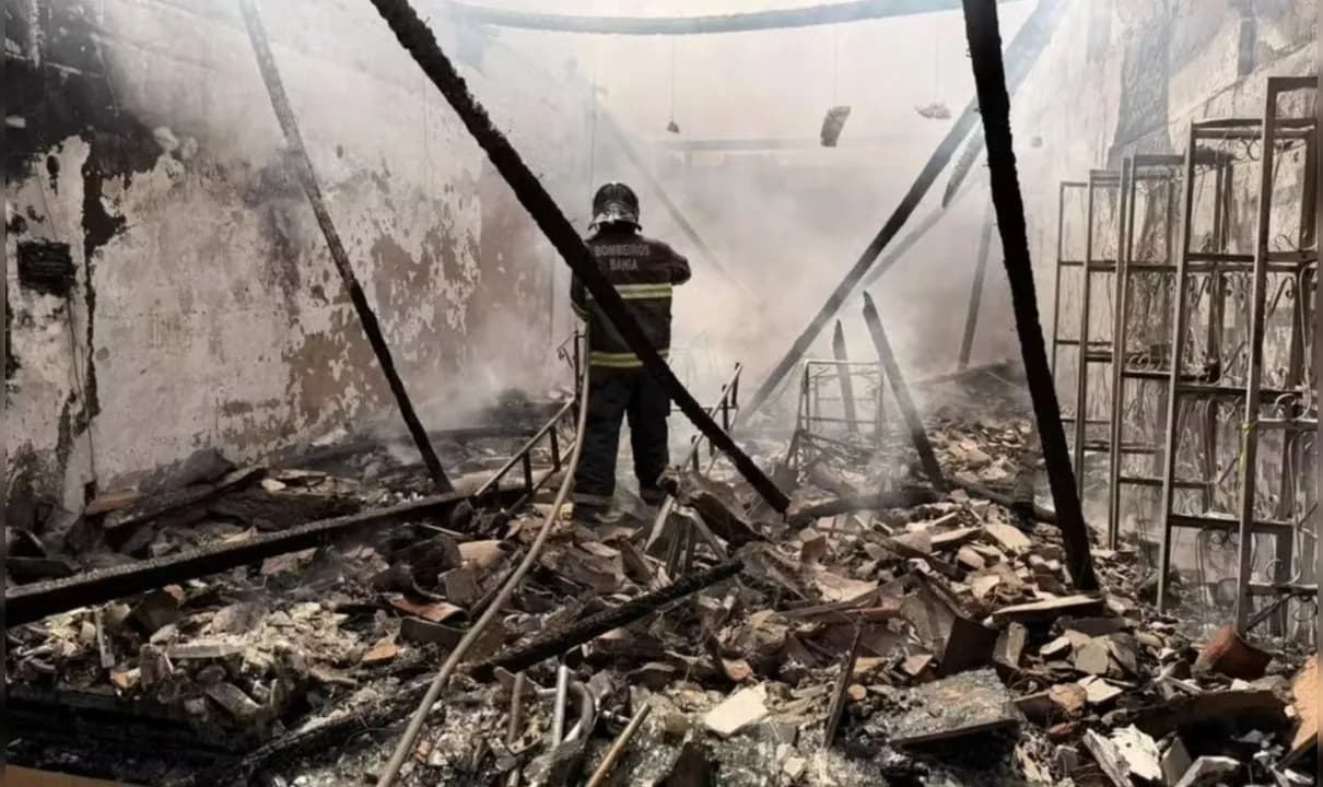 Duas lojas e uma farmácia foram impactadas com o fogo; moradores e bombeiros trabalharam na contenção. 