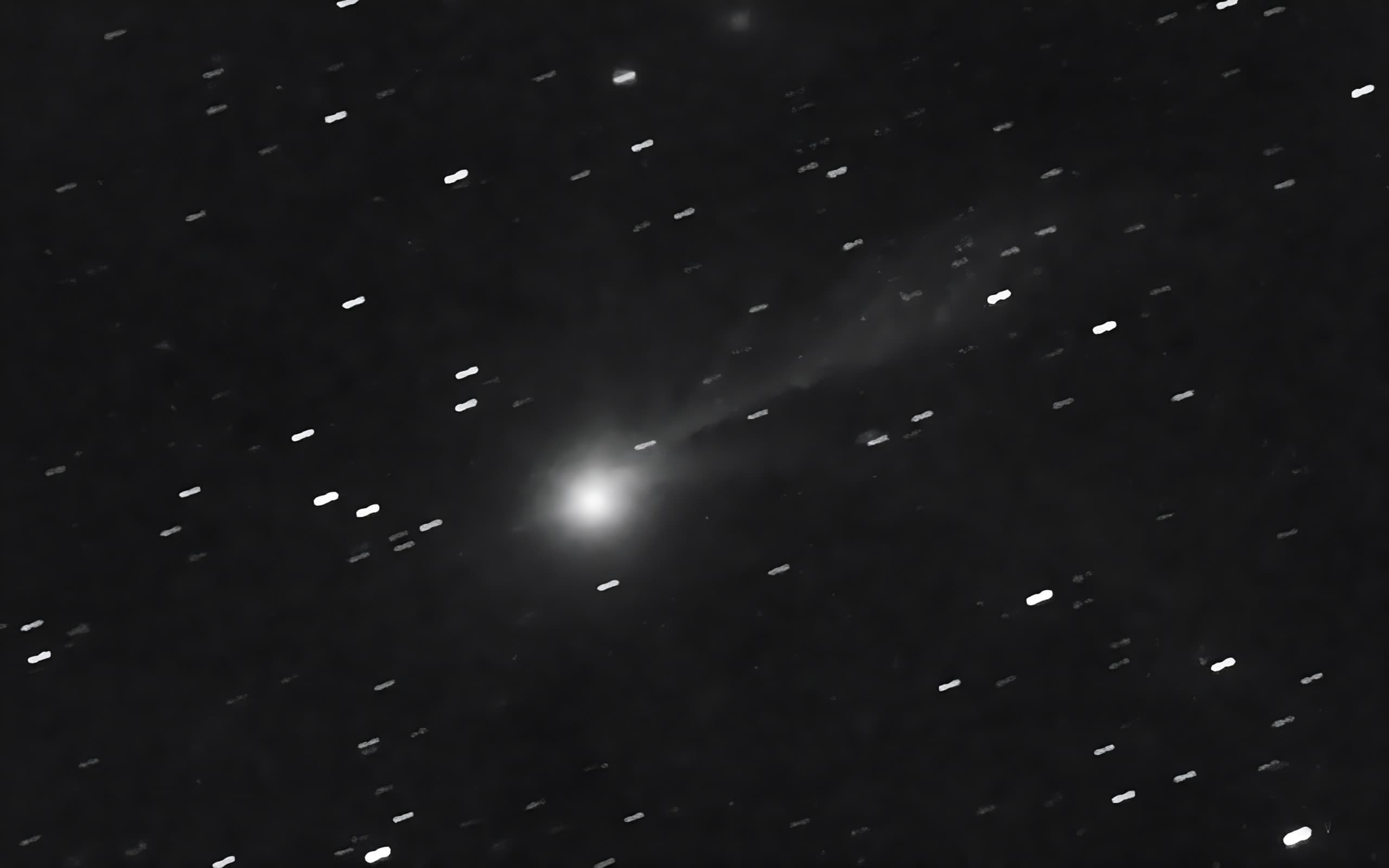 O cometa 3I/ATLAS observado em 8 de novembro de 2025 a partir de Martinsberg, na Áustria, aparenta ter de quatro a cinco caudas. Crédito: Michael Jäger & Gerald Rhemann/Observatório Aéreo de Martinsberg via Spaceweather.com