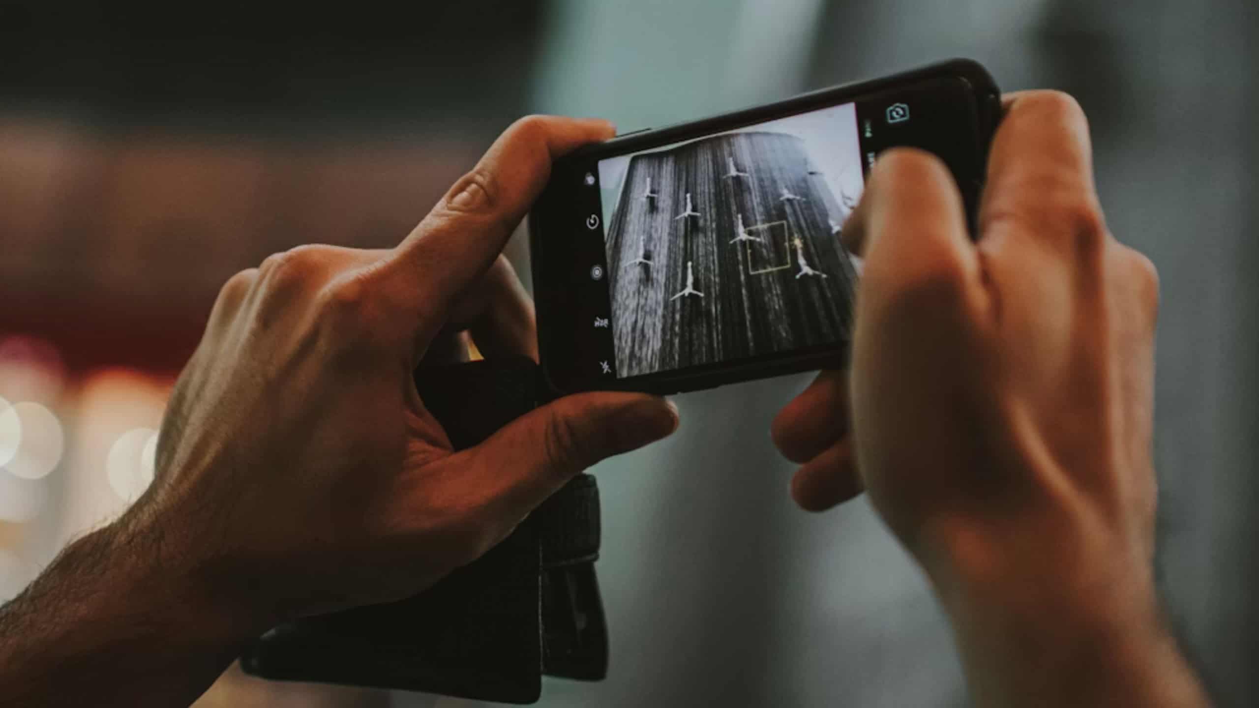 Câmera do celular via Kate Trysh/Unsplash
