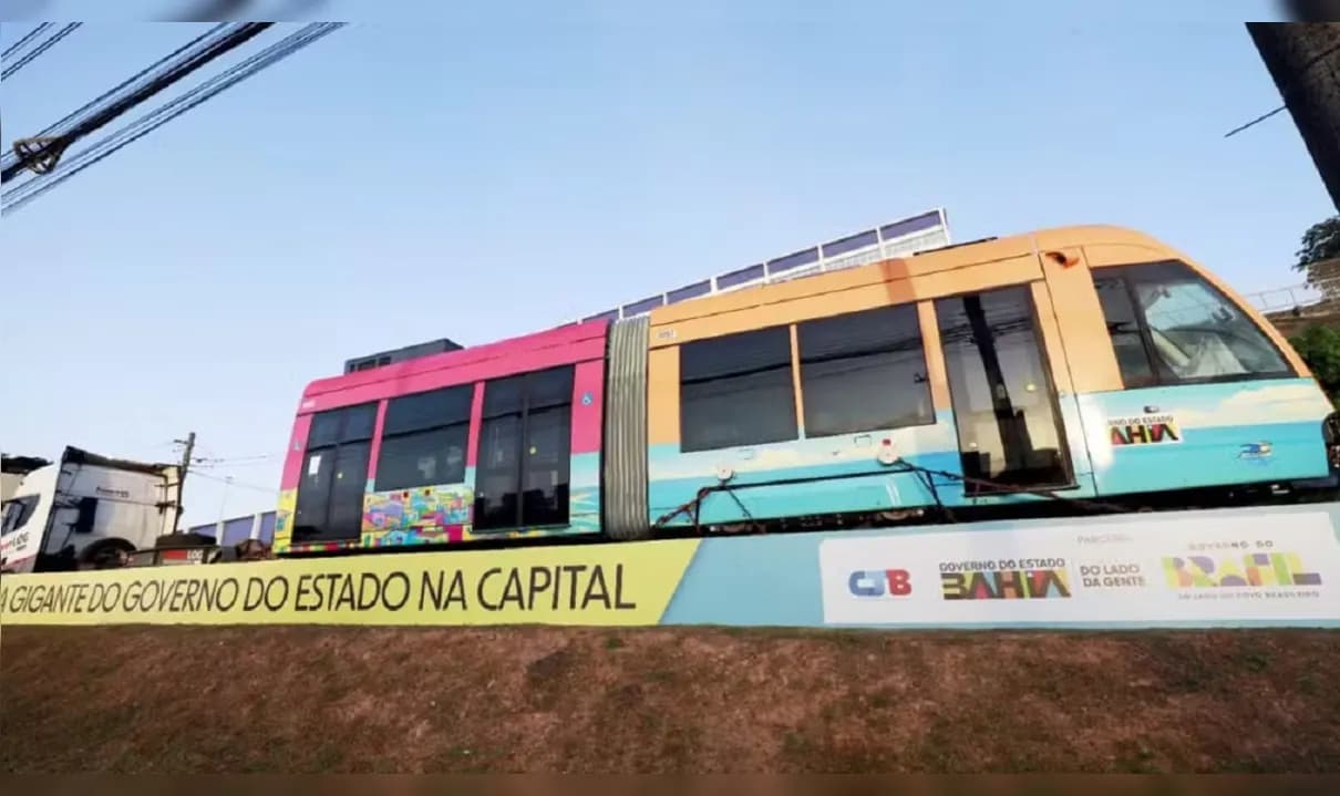 Primeiros trens do VLT de Salvador são apresentados.