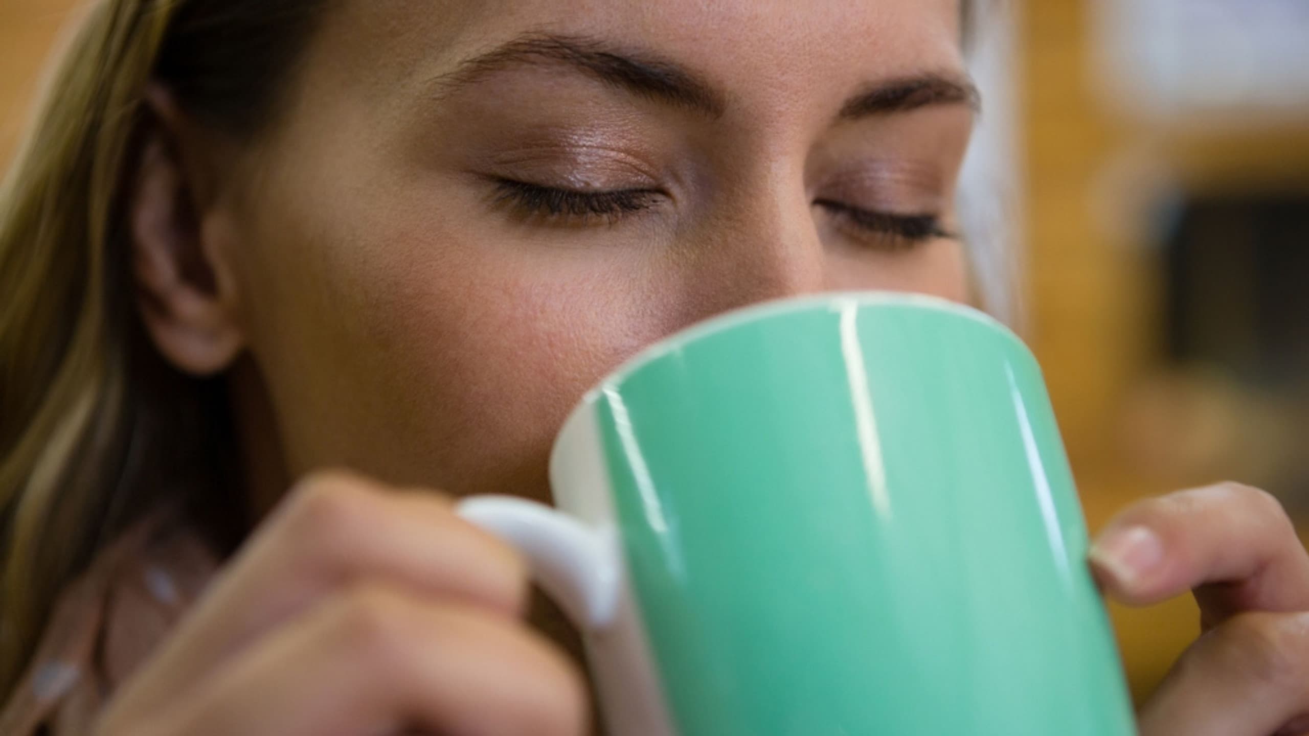 Mulher tomando café - Imagem: wavebreakmedia/Shutterstock