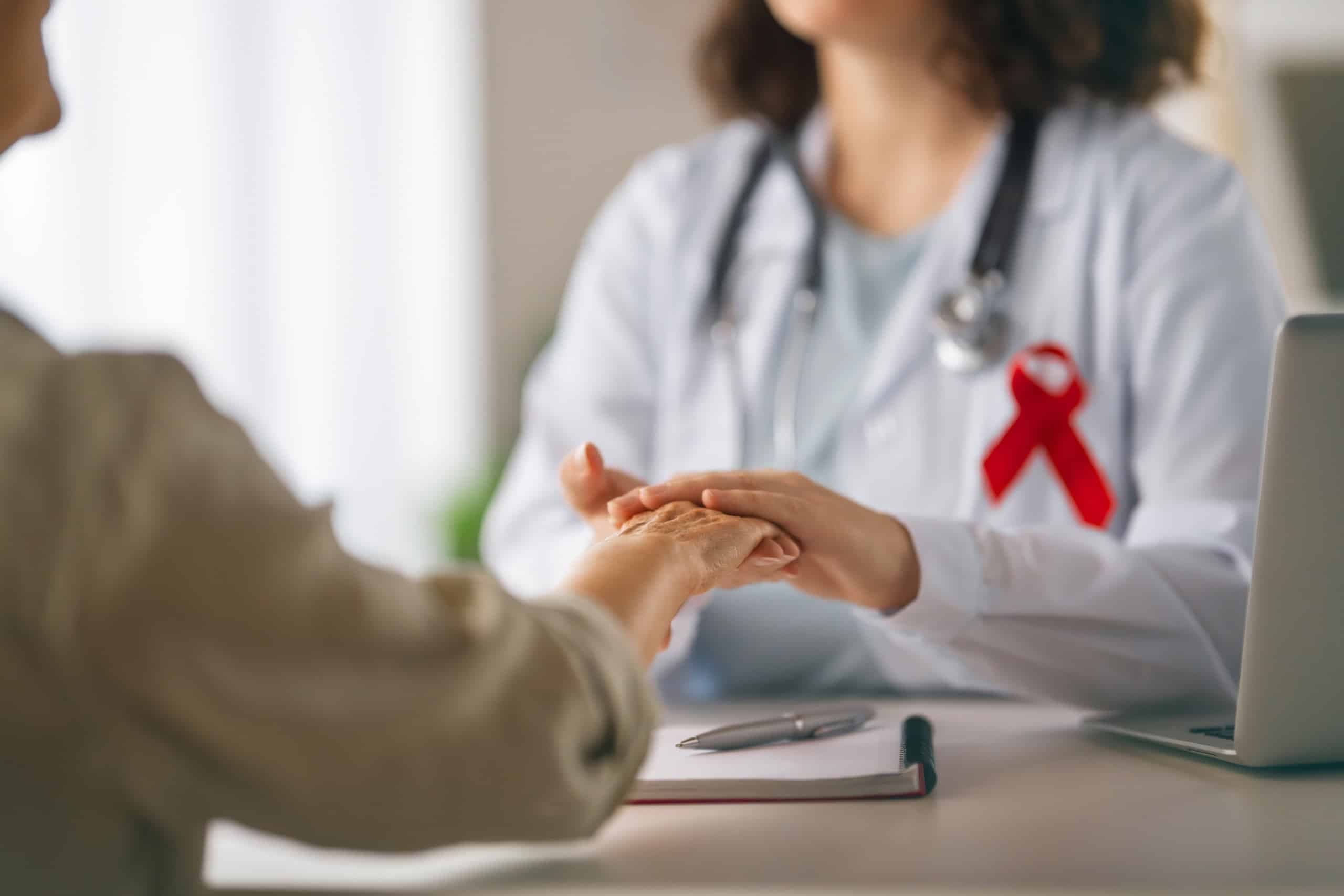 Queda nas mortes por aids e fim da transmissão vertical marcam avanço no Brasil (Imagem: Yuganov Konstantin / Shutterstock)