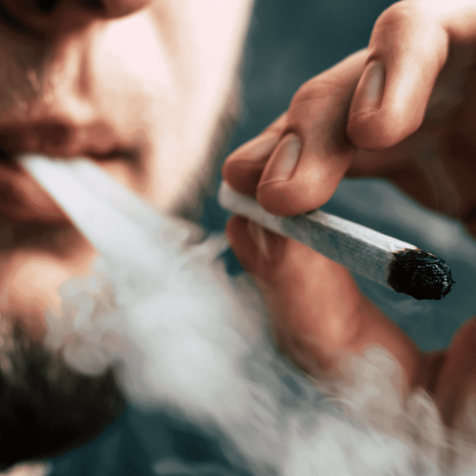 Pessoa fumando maconha (Imagem: Shutterstock/Dmytro Tyshchenko)