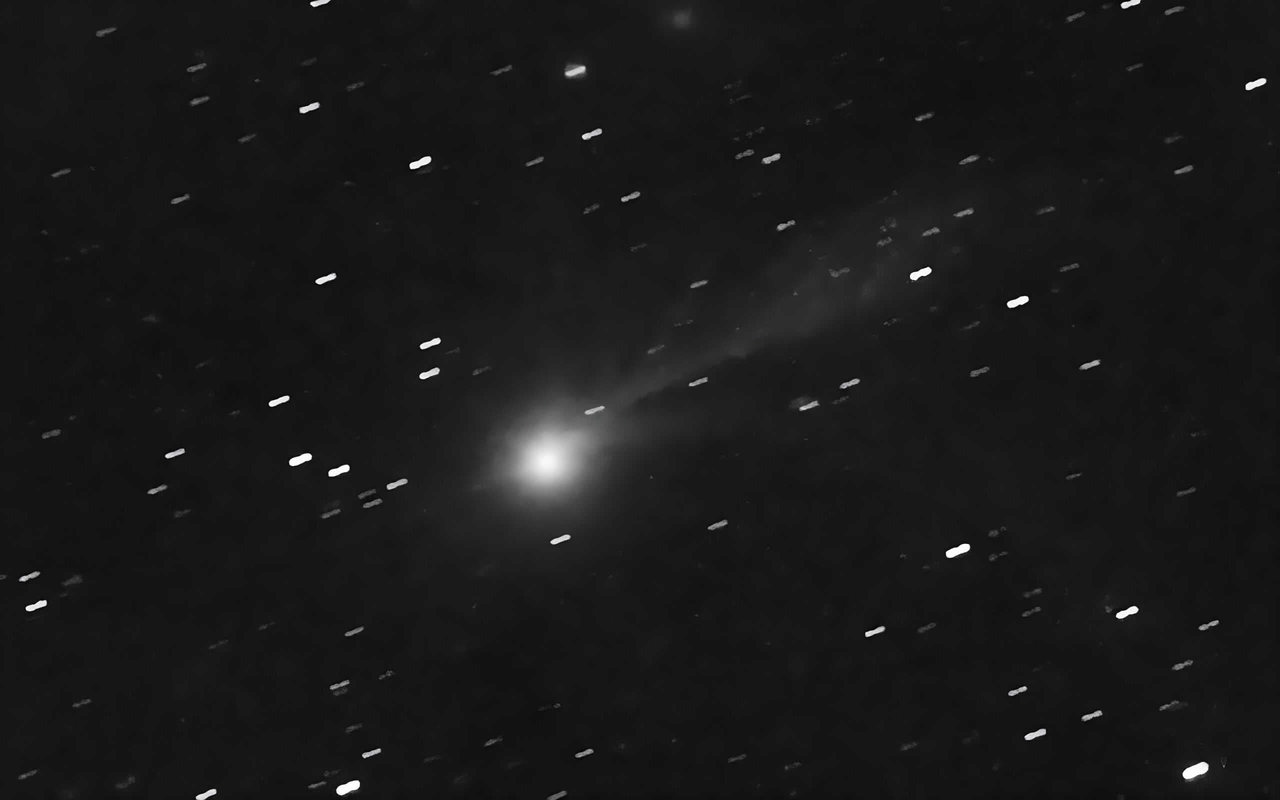 O cometa 3I/ATLAS observado em 8 de novembro de 2025 a partir de Martinsberg, na Áustria, aparenta ter de quatro a cinco caudas. Crédito: Michael Jäger & Gerald Rhemann/Observatório Aéreo de Martinsberg via Spaceweather.com