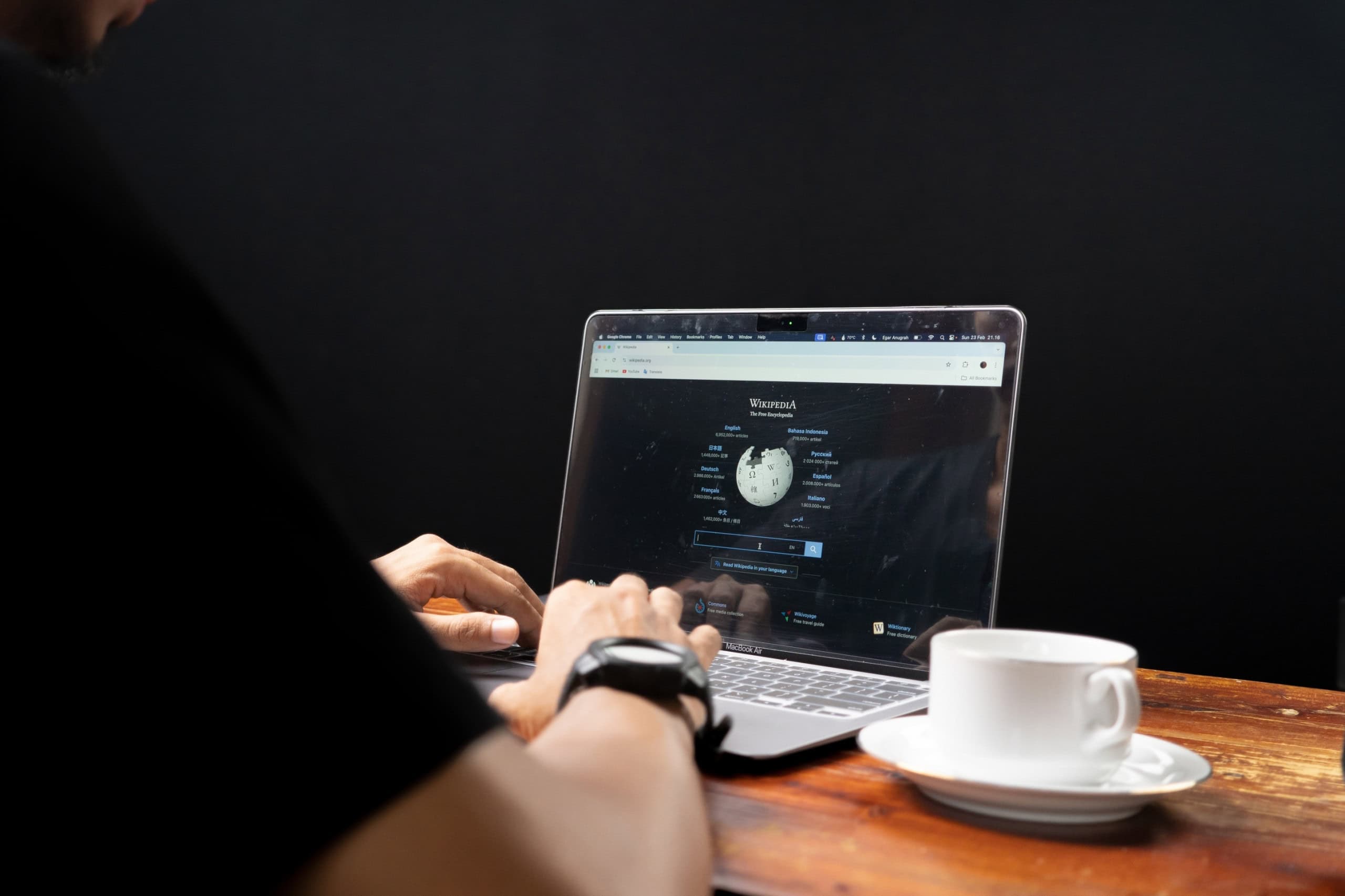 Wikipedia aprimora estratégias para flagrar textos produzidos por inteligência artificial (Imagem: egaranugrah / Shutterstock)