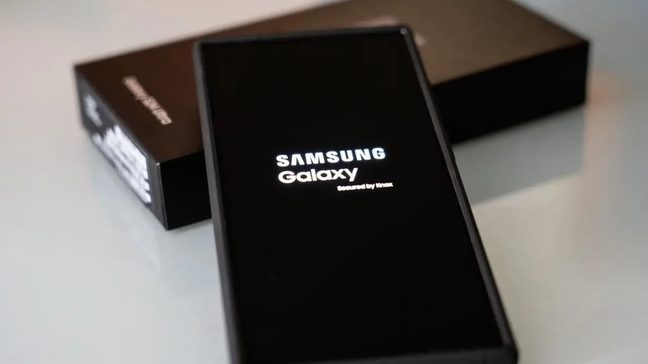 Foto de uma Samsung Galaxy sendo ligado - Imagem: javi_indy / iStock