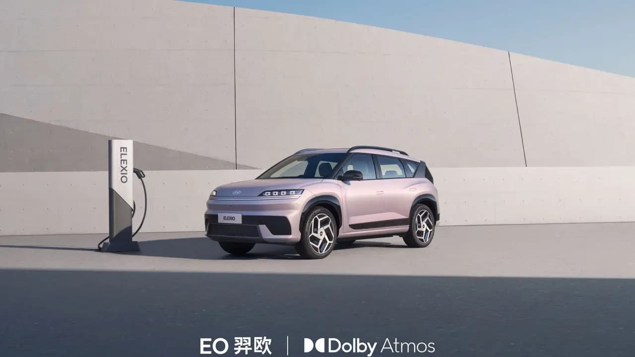 Hyundai Elexio estacionado próximo a uma estação elétrica de carregamento(Imagem: Hyundai Motor Group)