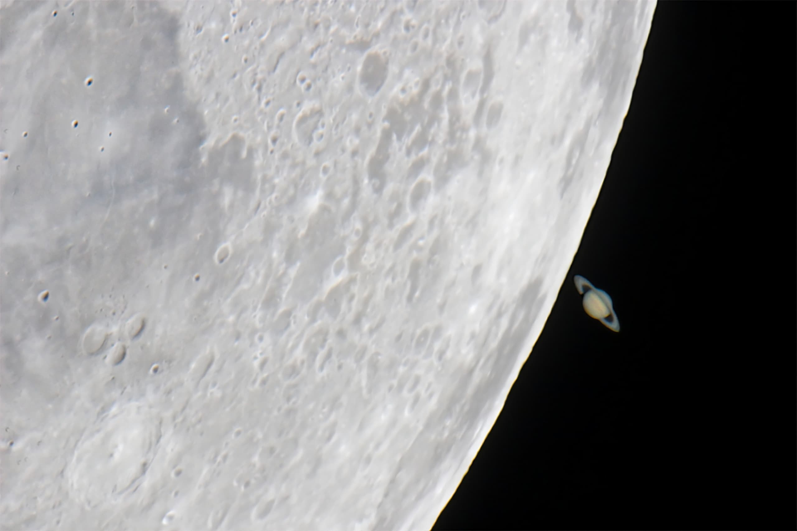 Lua em conjunção com Saturno registrada pelo Observatório de Weikersheim, no sul da Alemanha. A imagem é uma única exposição ajustada para reduzir a diferença de brilho entre Saturno e a superfície lunar repleta de crateras. Crédito: Jens Hackmann/APOD NASA