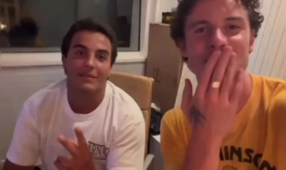 Marcelo Sangalo e Shawn Mendes posaram juntos em mansão de Ivete Sangalo em Salvador.