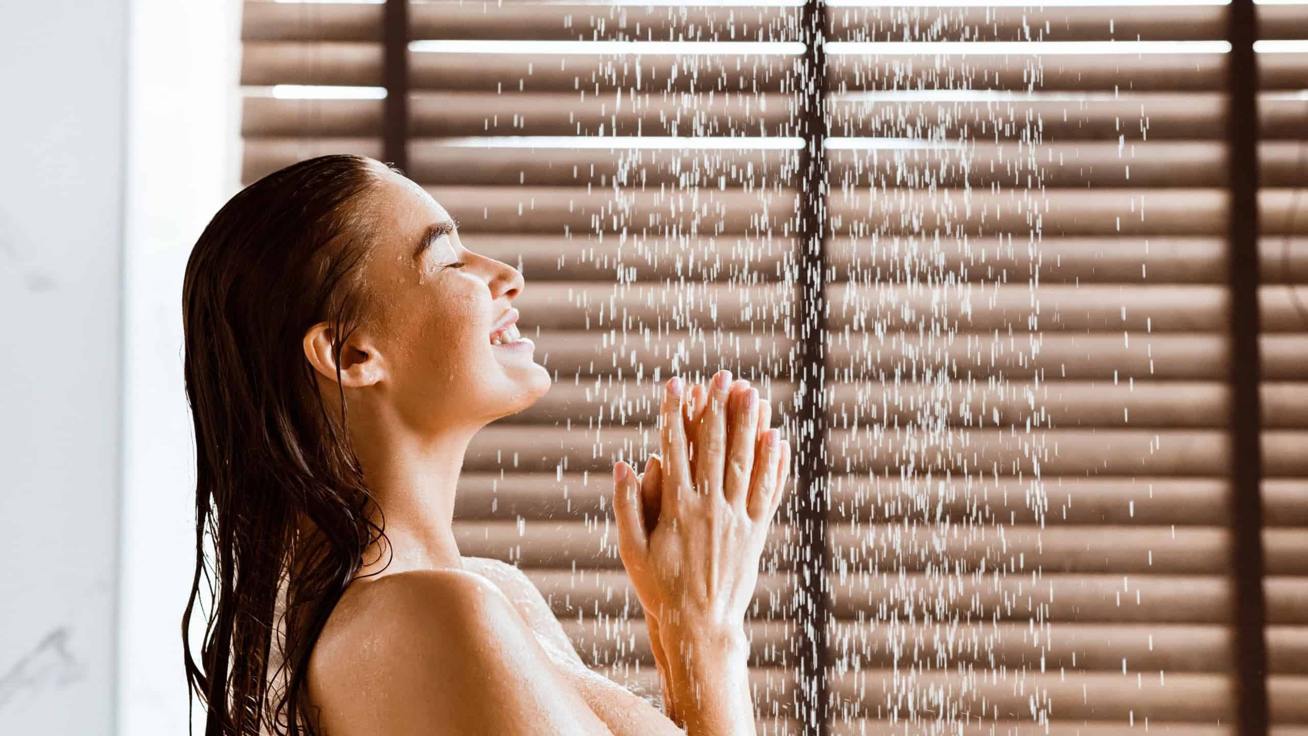 Mulher tomando banho / Crédito: Prostock-studio (shutterstock)
