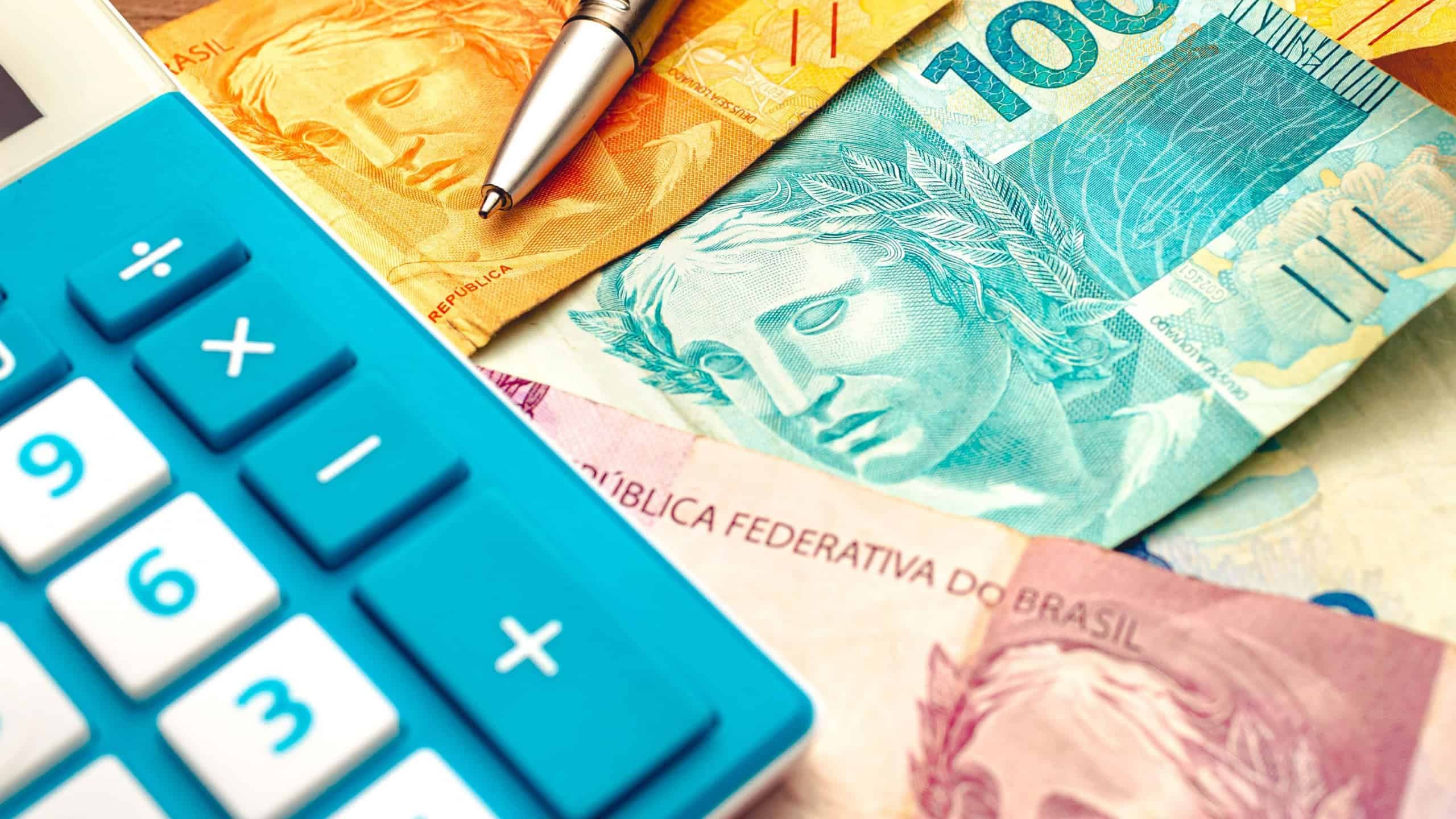 Calculadora e notas de reais diversas / Crédito: rafastockbr (shutterstock/reprodução)