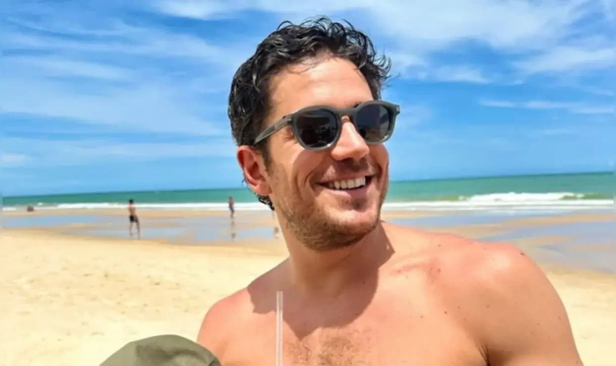 Marco Pigossi aproveitou dia de praia em Trancoso.
