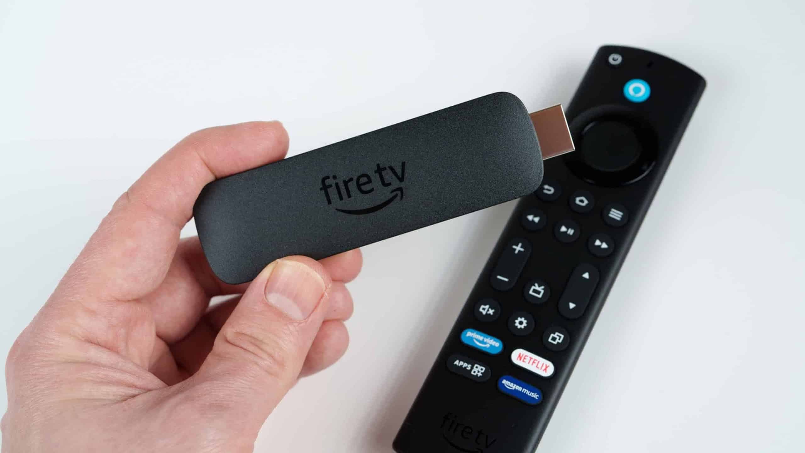 Pessoa segurando o aparelho Fire TV Stick (Imagem: mundissima/Shutterstock)