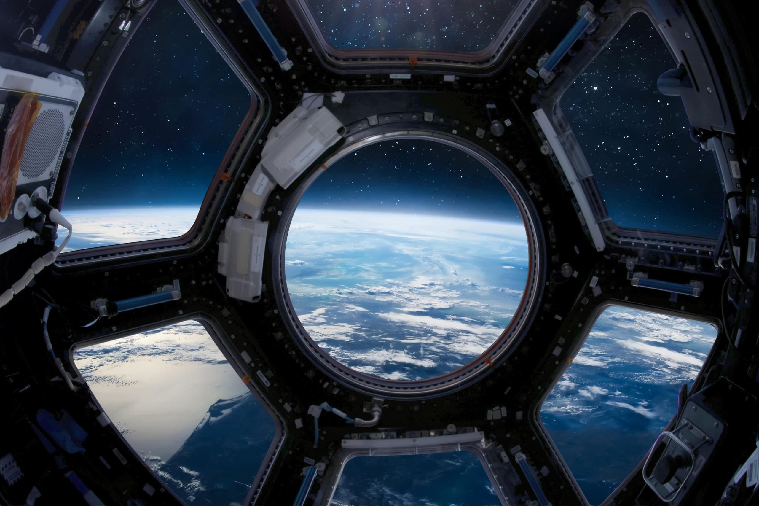 Google, SpaceX e startups planejam construir data centers no espaço para aproveitar energia solar constante (Imagem: dima_zel / iStock)