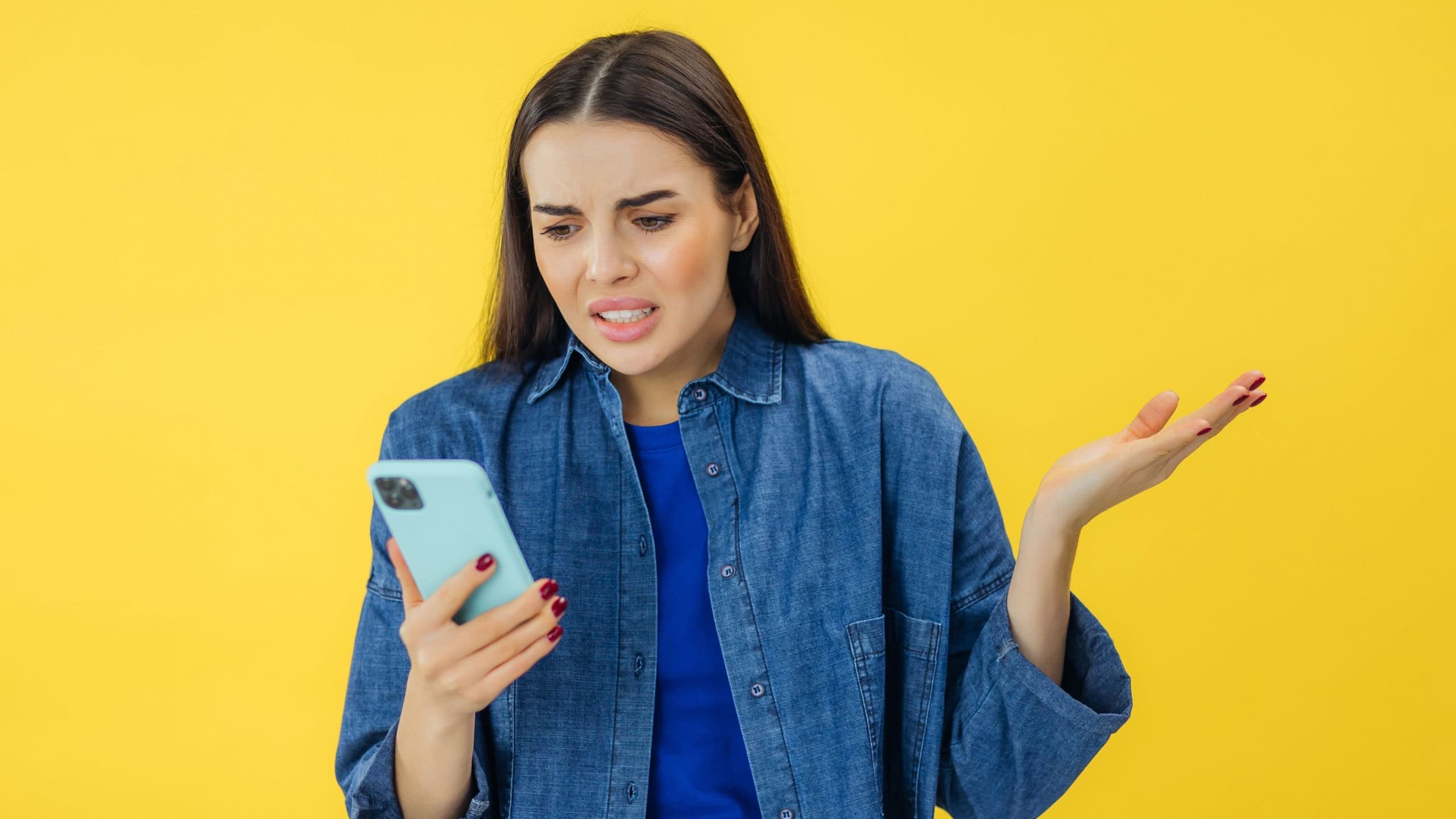 Uso excessivo do celular pode causar dores musculares, insônia, envelhecimento da pele e déficit de atenção, alertam especialistas/Shutterstock_Kyryk Ivan