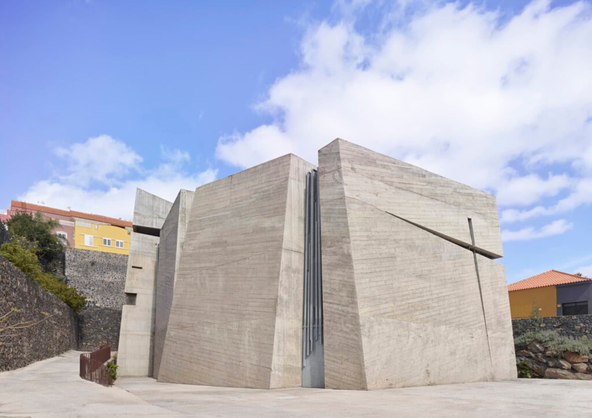 Concreto britado misturado com pedras vulcânicas absorve o som (Imagem: Hisao Suzuki/Divulgação)