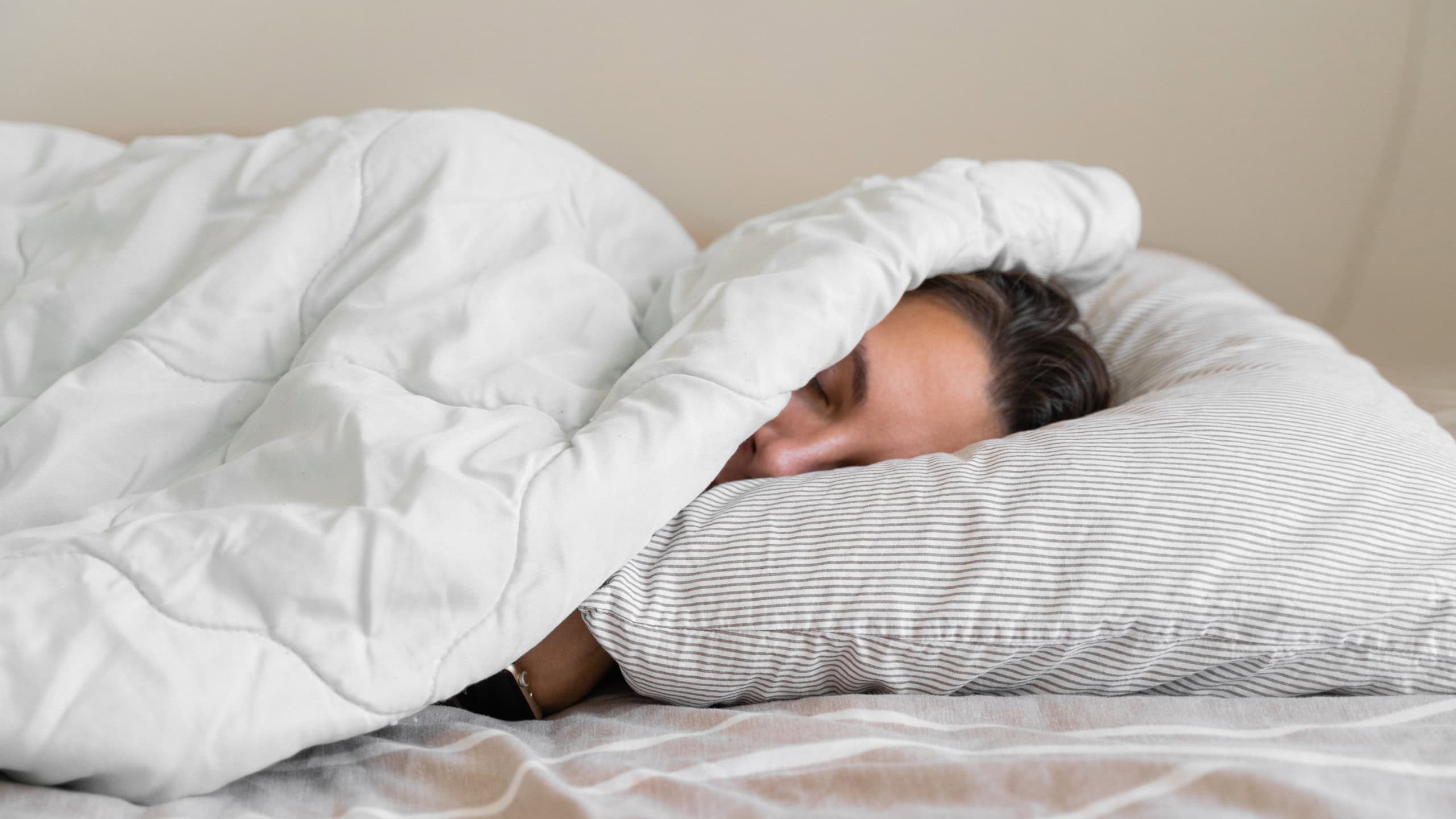 A menor exposição à luz solar e a queda de temperatura estimulam a produção de melatonina/Shutterstock_Troyan