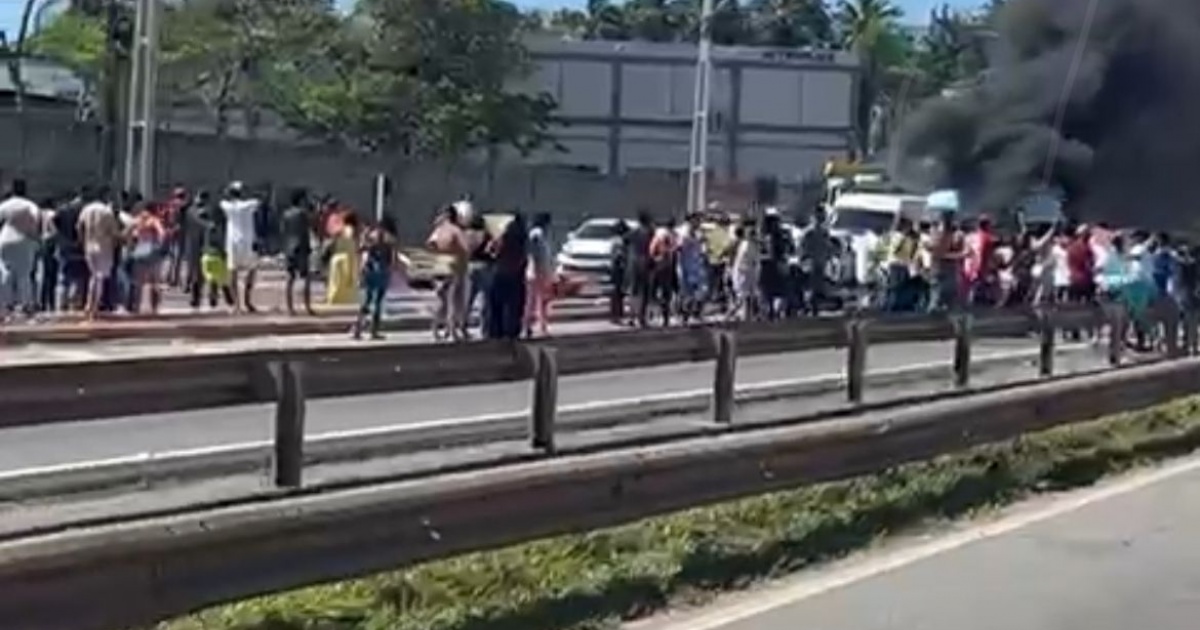 Protesto bloqueia Estrada do Coco em Catu de Abrantes (BA)