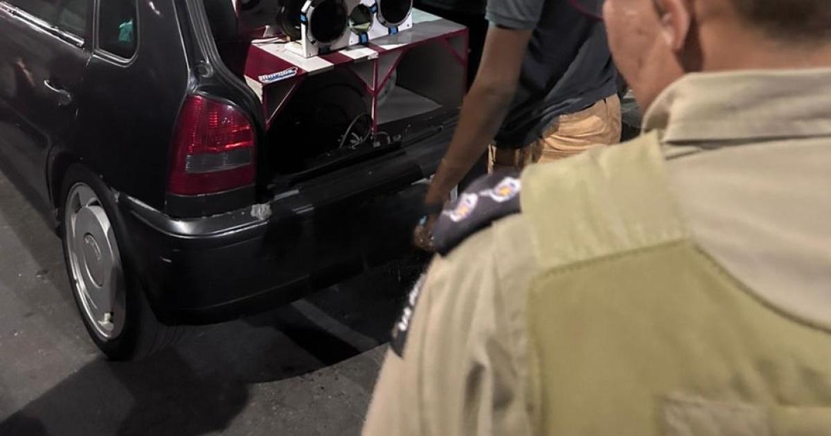 Polícia apreende veículos e som irregular em operação na Boca do Rio