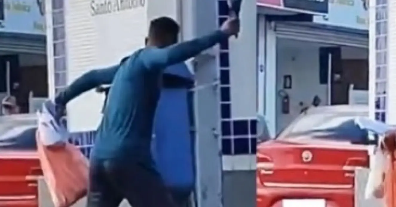 Jovem tenta destruir lixeira no centro de Santo Antônio de Jesus (BA)