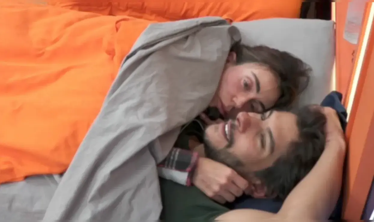 Michelle Barros e Shia Phoenix se beijam e dormem em A Fazenda 17