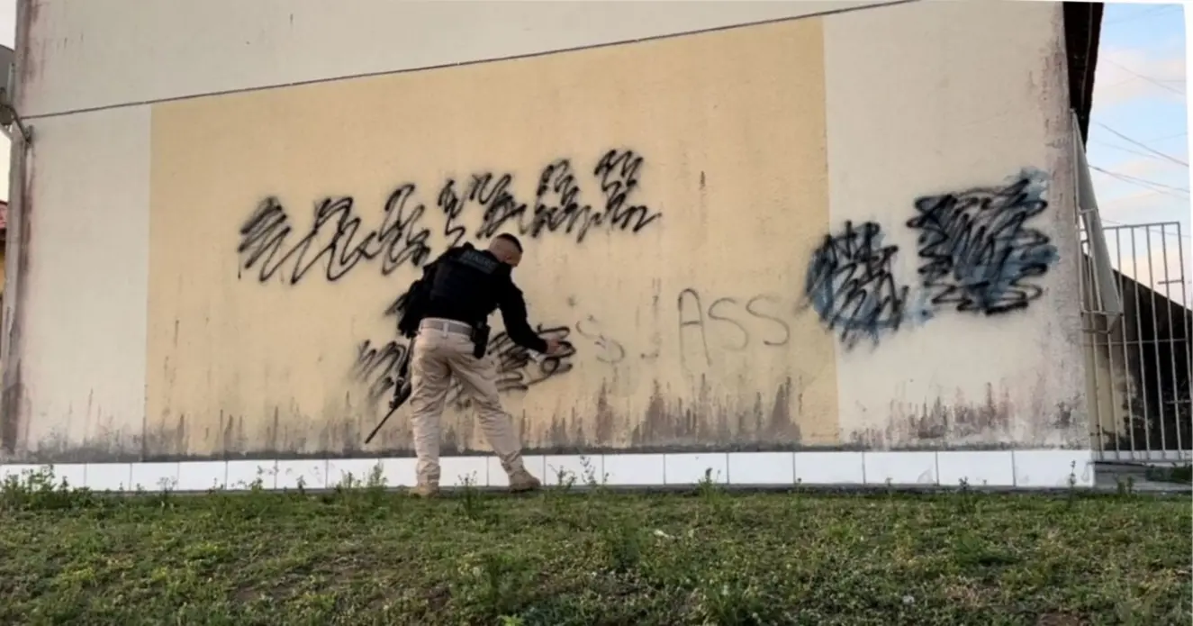 Polícia Civil retira pichações de facções em Feira de Santana