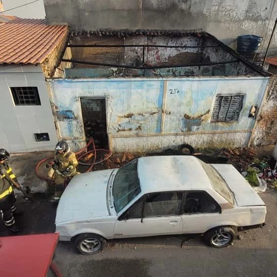 Corpo de Bombeiros controla incêndio em imóvel no centro de Paulo Afonso