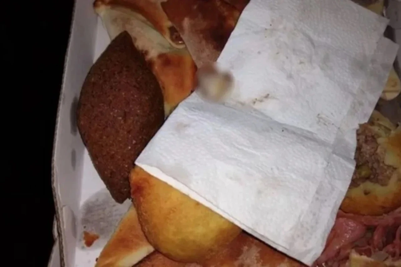 Cliente encontra dedo humano dentro de esfirra pedida por delivery