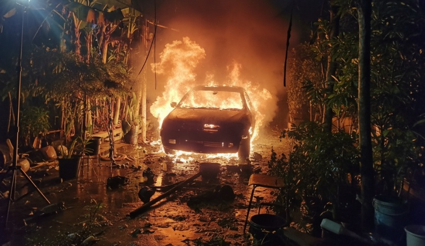 VÍDEO: Carro é consumido pelo fogo no BTN III, em Paulo Afonso