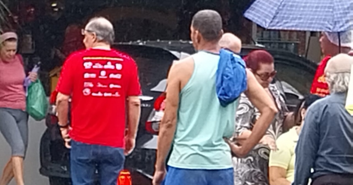 Carro invade delicatessen em Salvador e causa danos