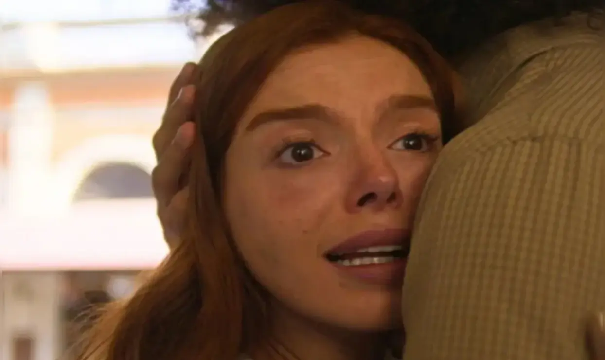 Ex-sogra encharca influenciadora Kami na rua em 'Dona de Mim'