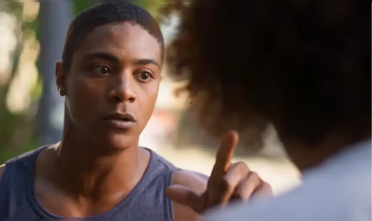 Dona de Mim: Marlon flagra beijo de Kami com Ryan e quase briga