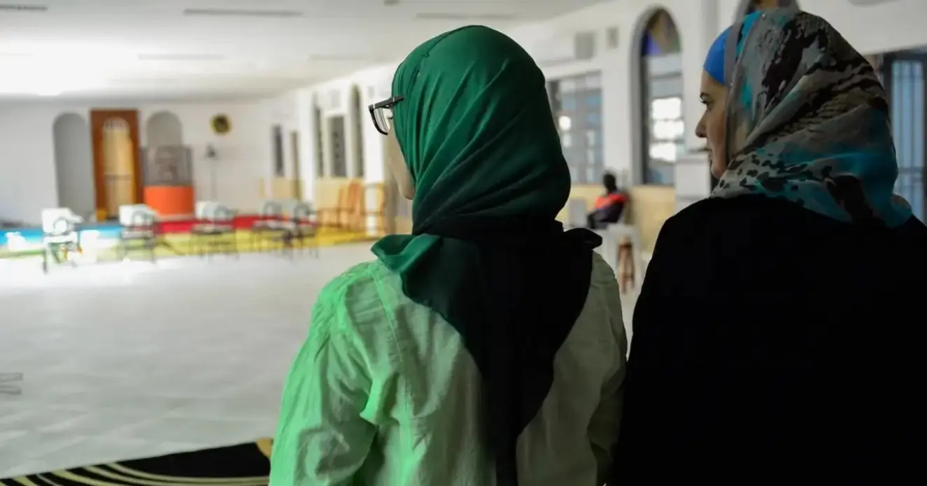 Parlamento aprova lei que proíbe ocultar o rosto em espaços públicos