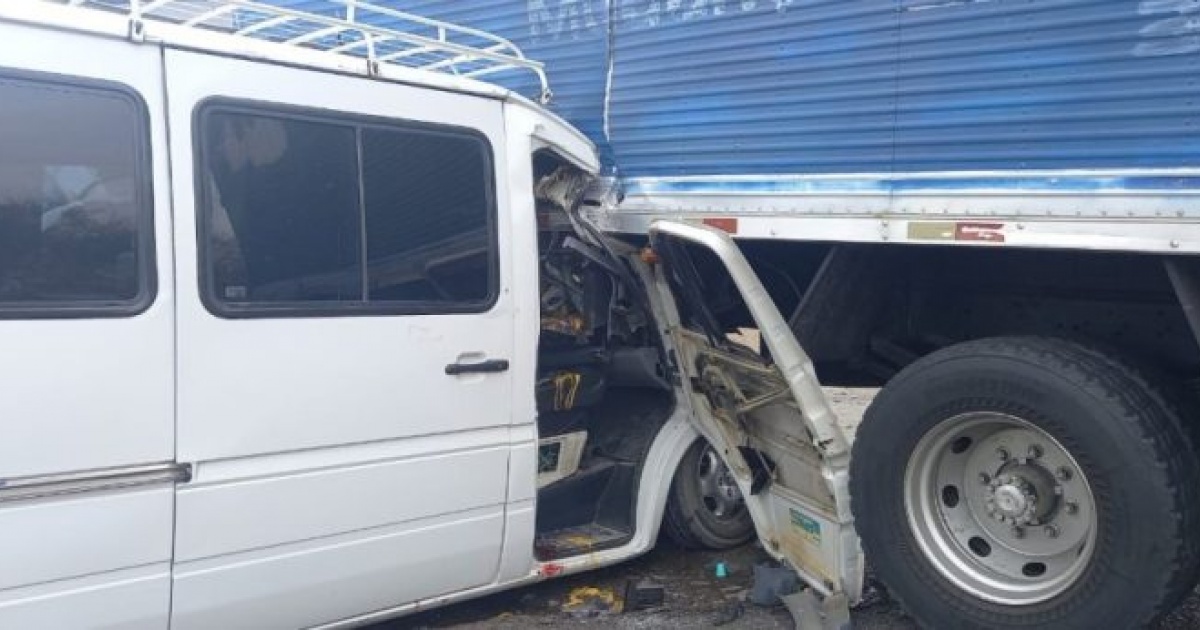 Motorista de van morre em colisão na BR-116, Bahia