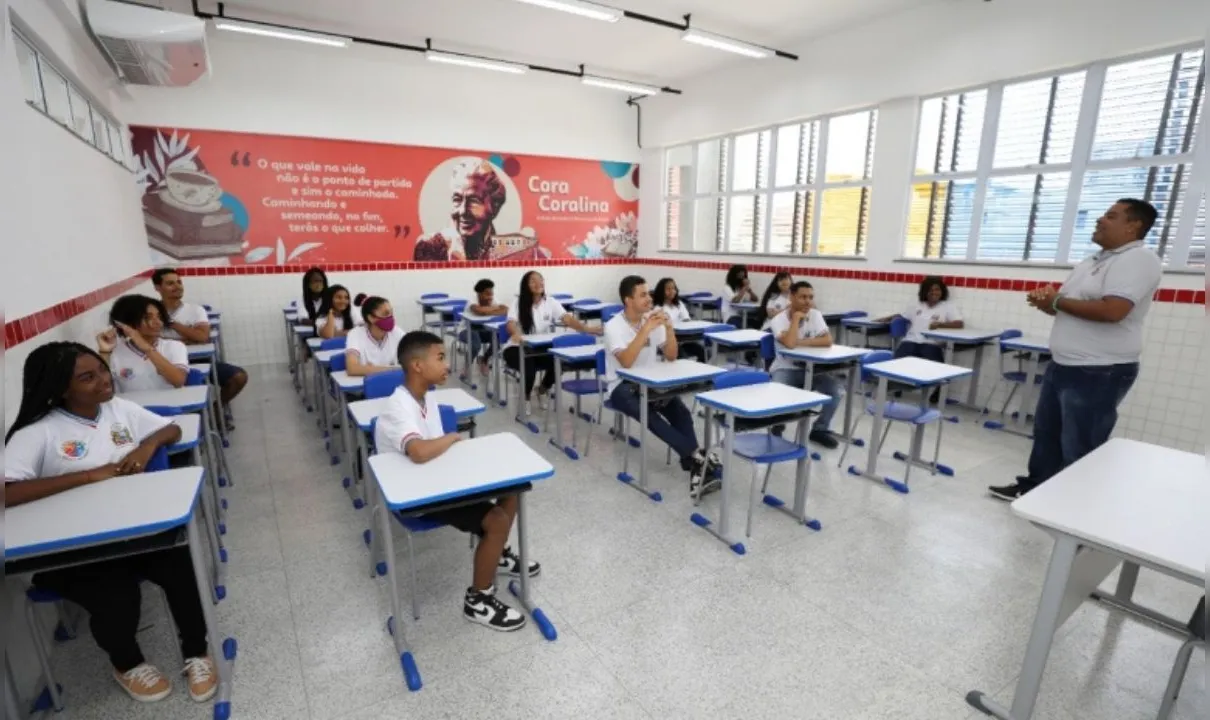 Antecipação de salários e 13º para servidores da Educação na Bahia