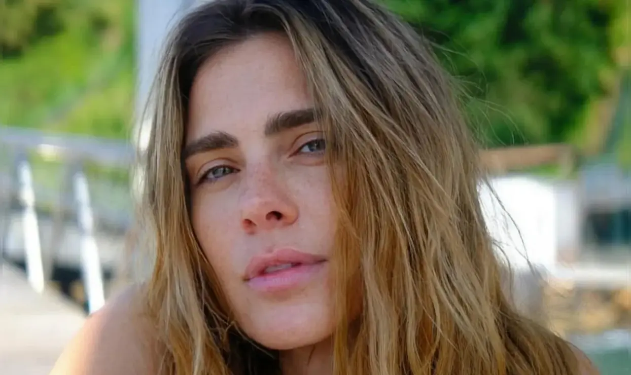 Carolina Dieckmann renova bronze em Salvador após casamento