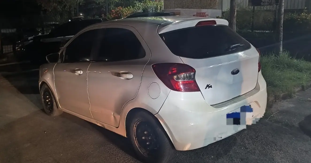 Polícia recupera carro roubado e prende casal em Salvador