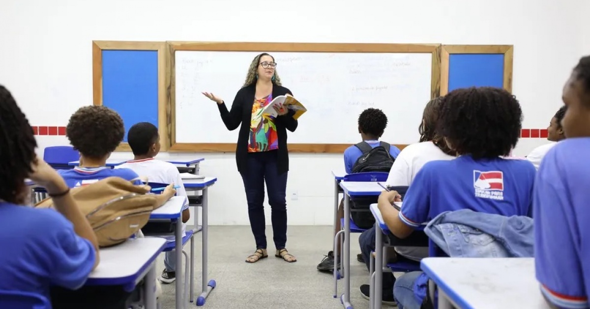 Antecipação de salários e 13º para servidores da Educação na Bahia