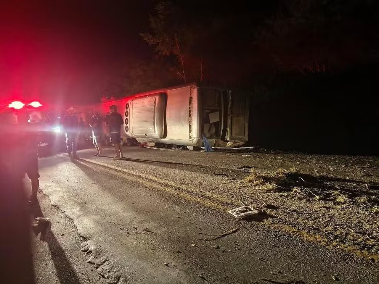Ônibus tomba na BR-423, na Serra dos Ventos, e deixa 13 mortos