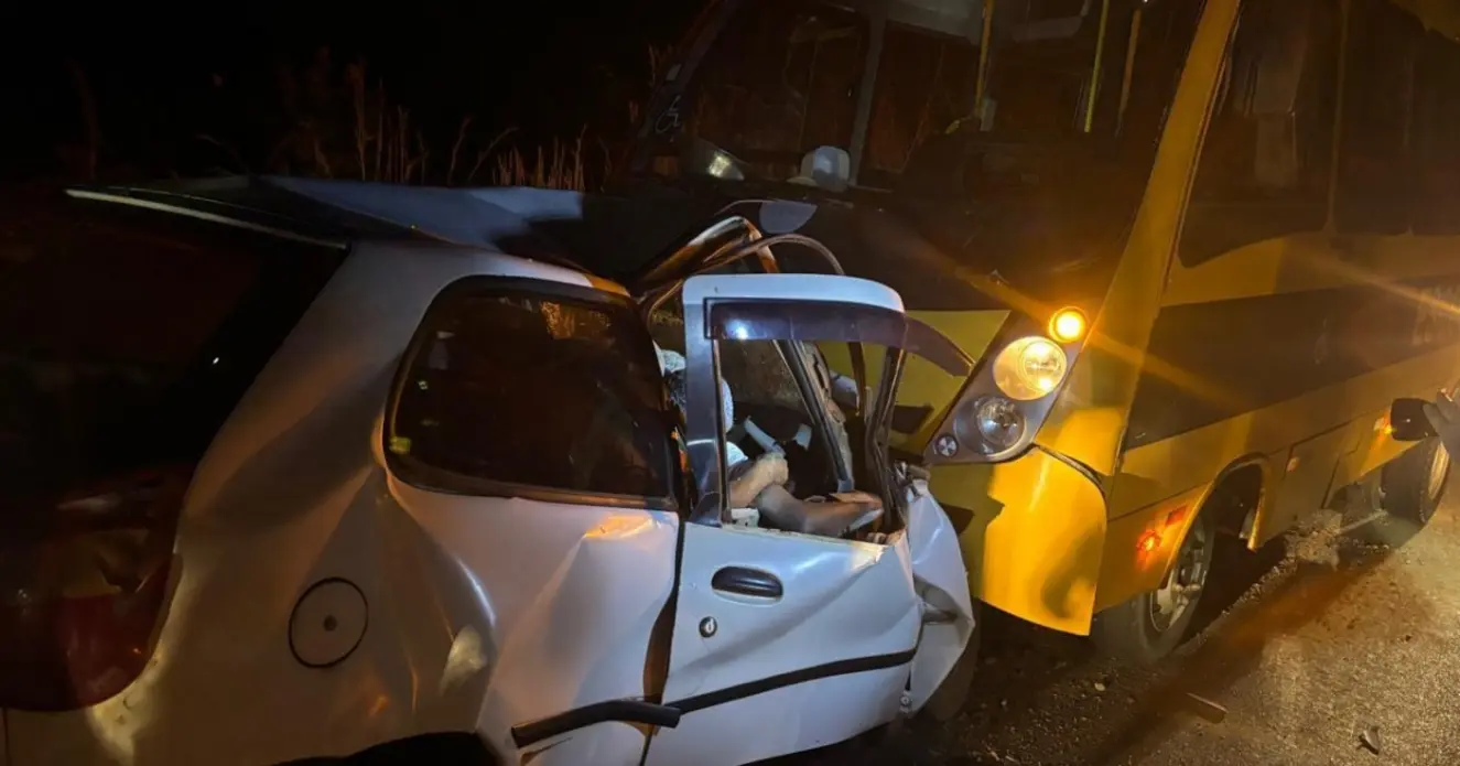 Três mortos em colisão frontal: Fiat Palio e micro-ônibus na BA-172