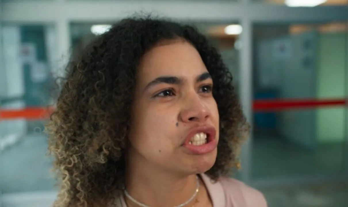 Joélly entrega bebê para saldar dívida com traficantes em 'Três Graças'