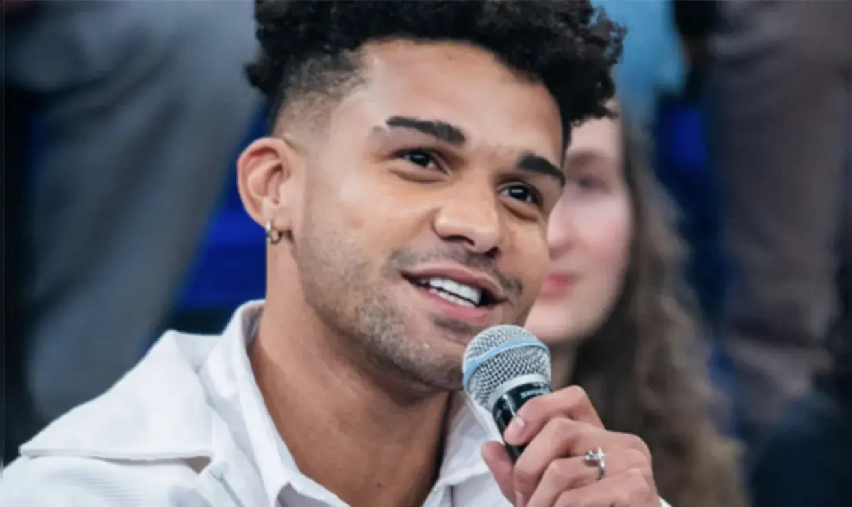 Ator Lucas Leto tem carro atingido por motocicleta na Barra da Tijuca