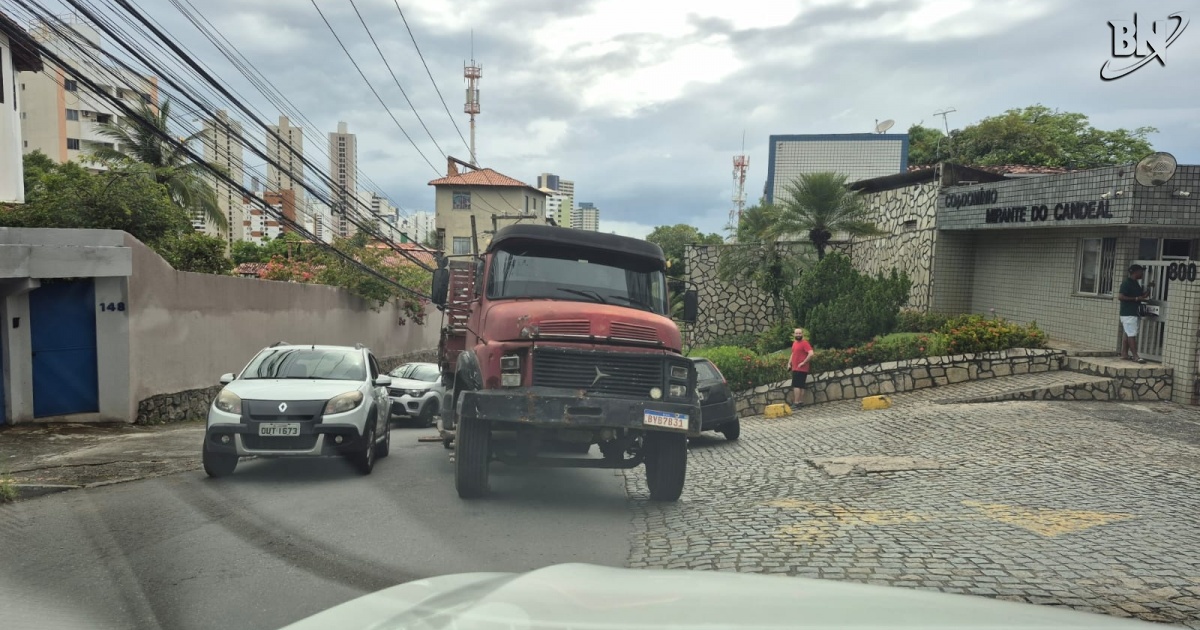 Caminhão quebra causa congestionamento na Teixeira Barros em Salvador