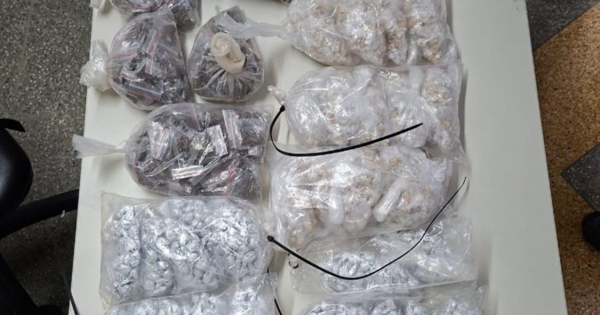 PM apreende quase 3 mil porções de drogas em Itapuã, Bahia