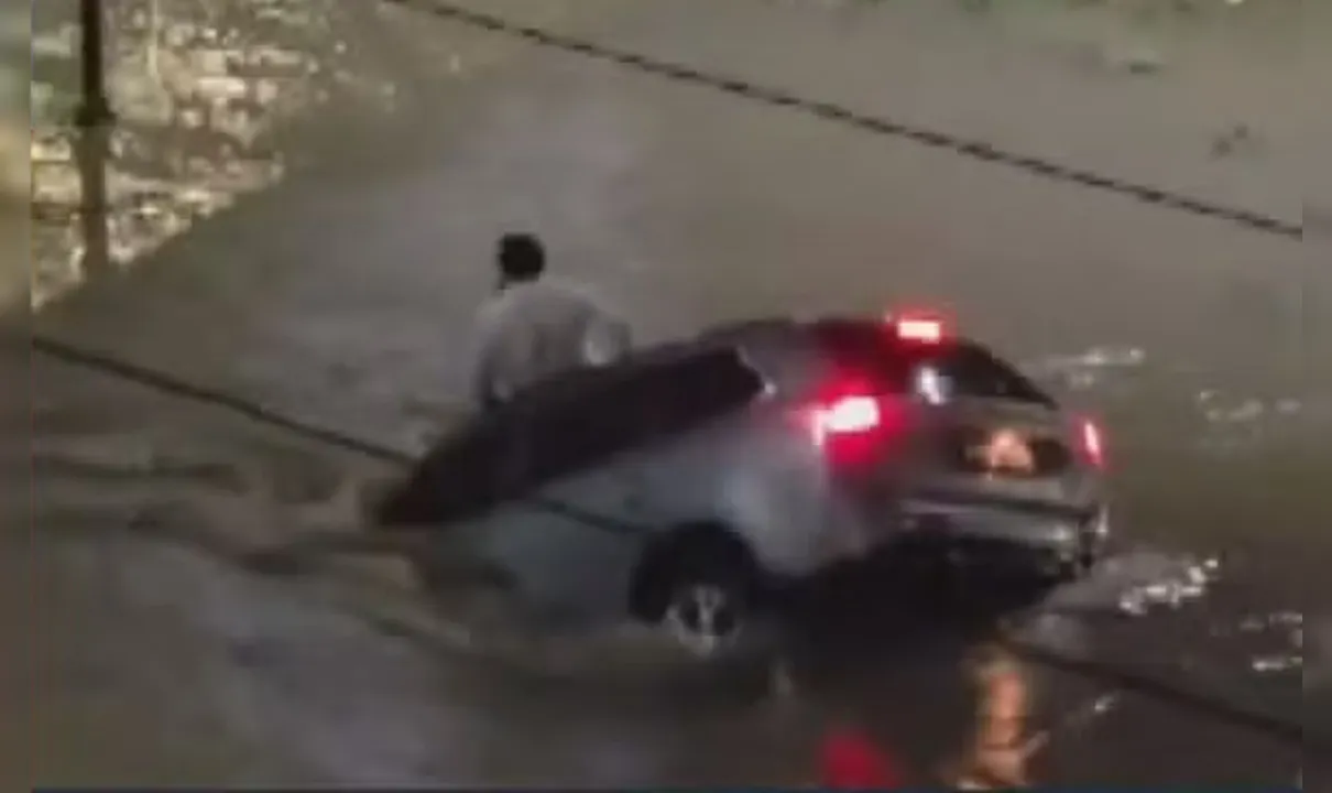 Motorista arrastado por enxurrada é resgatado em Vitória da Conquista
