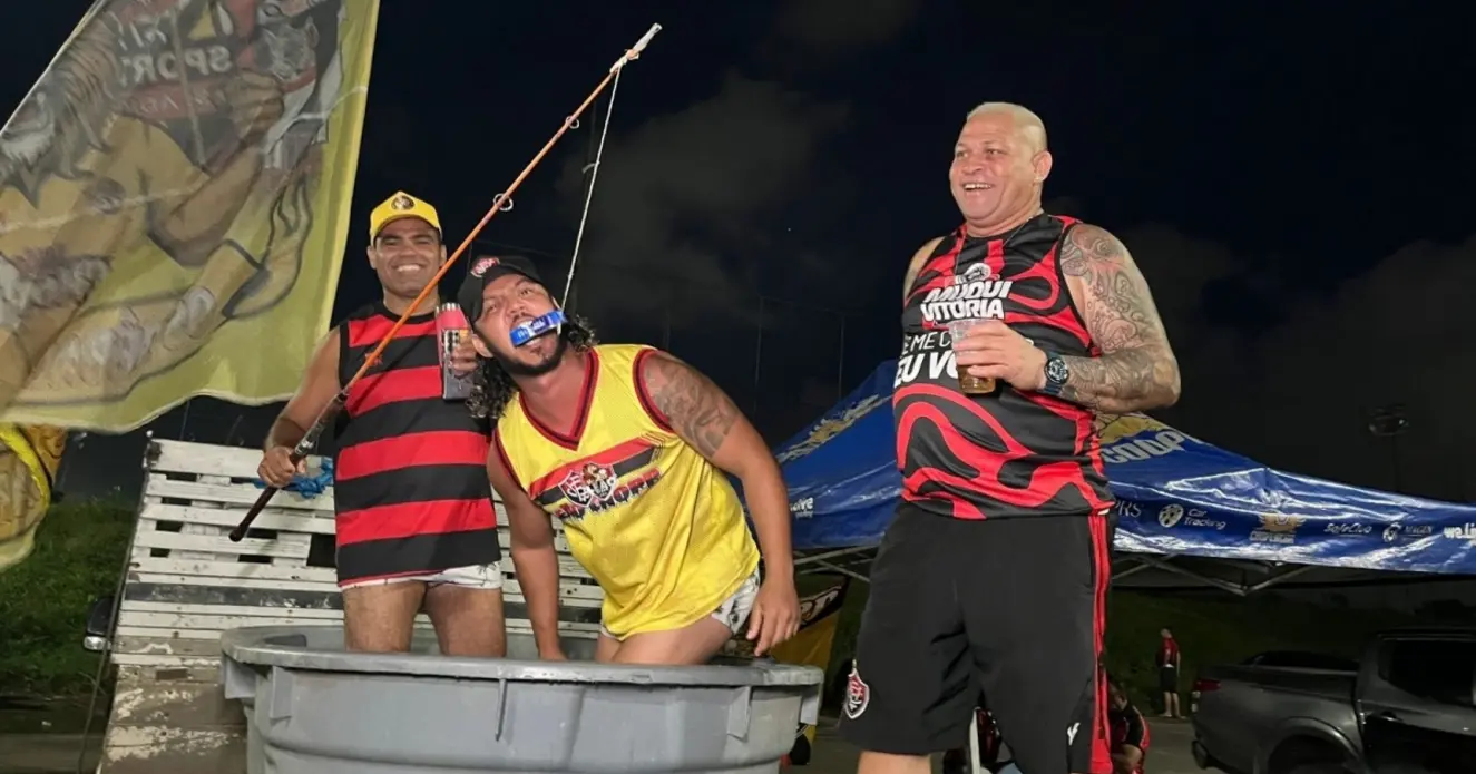 Torcedores do Vitória montaram piscina no estacionamento do Barradão