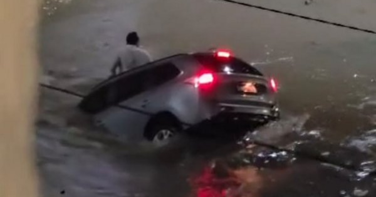 Enfermeiro resgatado após carro cair em cratera em Vitória da Conquista